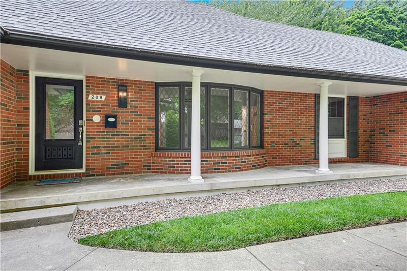 208 Oxford Ln, Lee's Summit, MO 64063