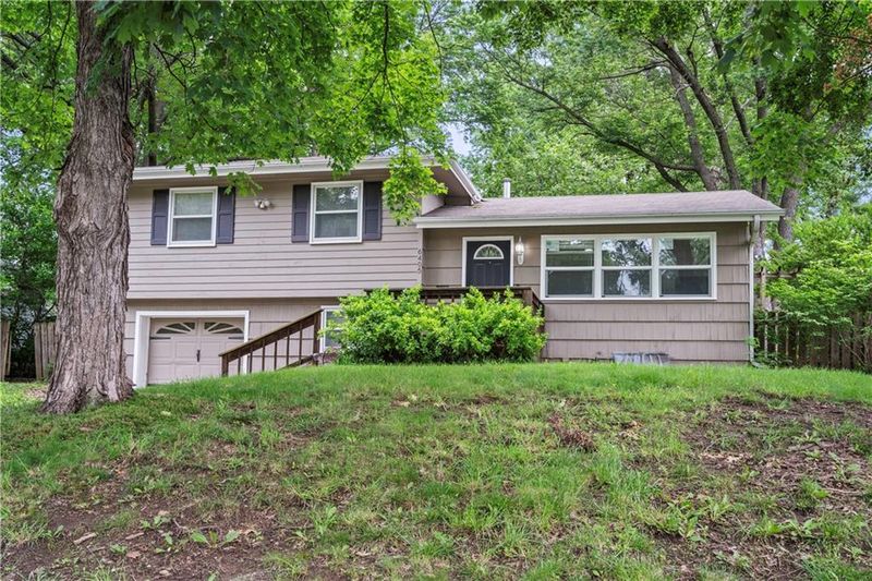6405 N Wayne Ave, Gladstone, MO 64118