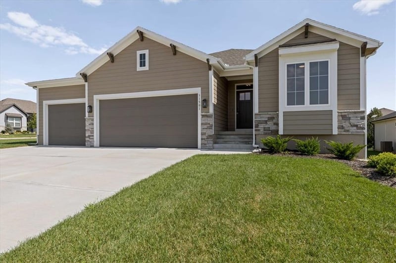31501 W 86th Ct, De Soto, KS 66018