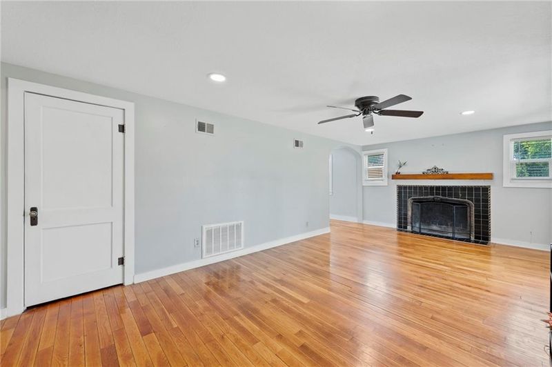 210 W 2nd St, Bonner Springs, KS 66012