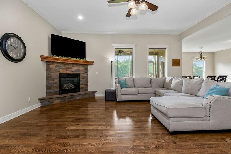 900 Buckeye Ln, Pleasant Hill, MO 64080