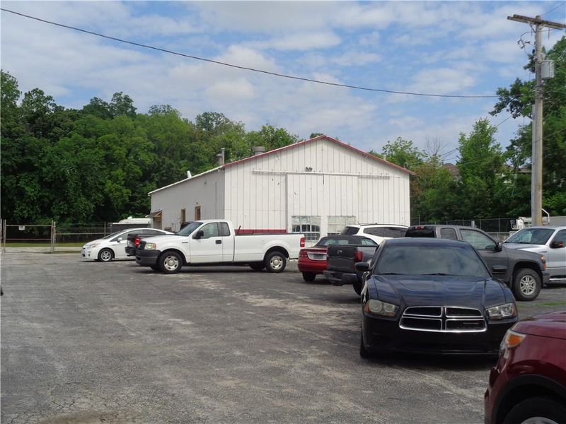 4305 NW Gateway Ave, Riverside, MO 64150