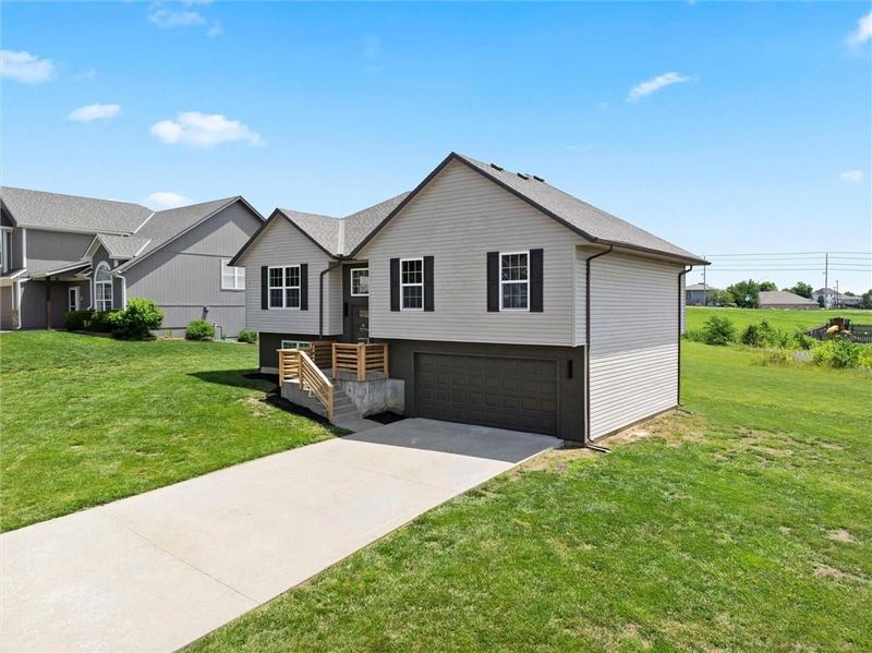 1604 NW Pond Ave, Grain Valley, MO 64029
