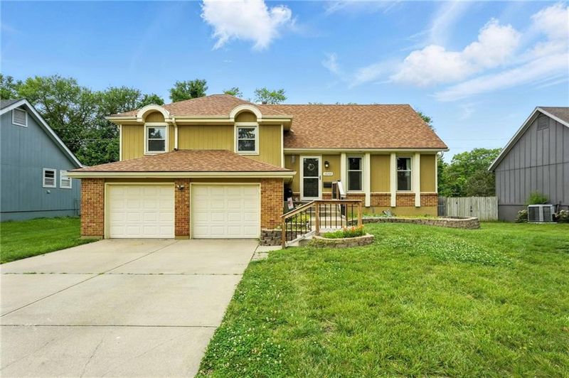 10200 England Dr, Overland Park, KS 66212