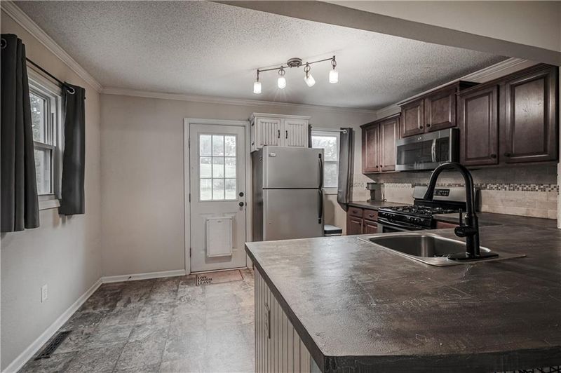 644 Thornton St, Liberty, MO 64068