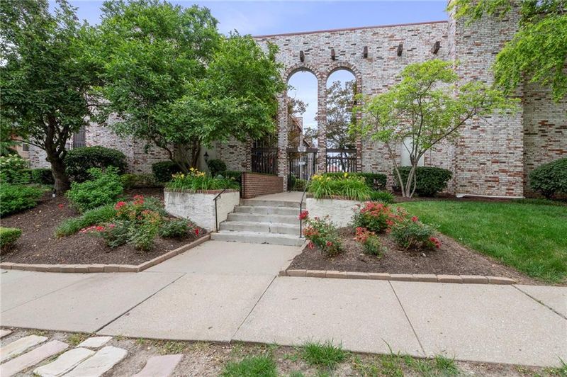 5017 Walnut St #A, Kansas City, MO 64112