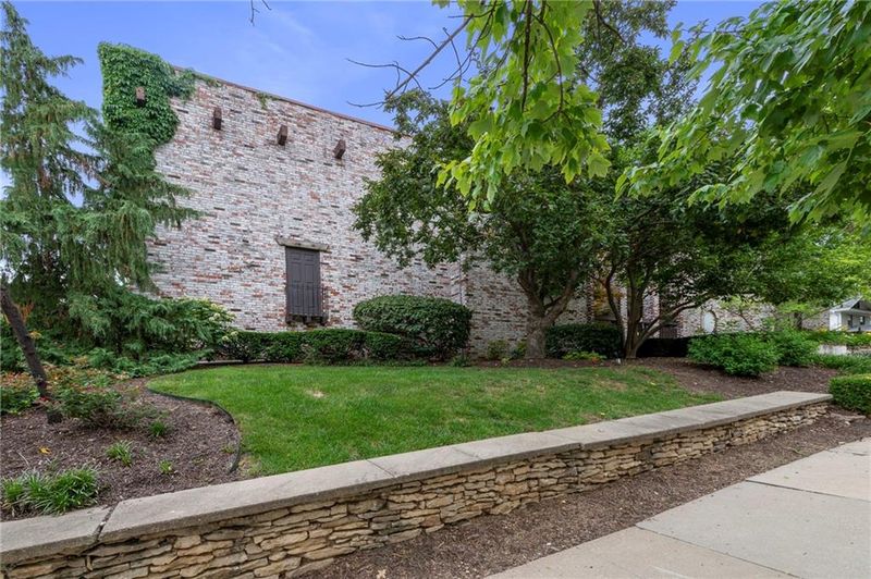 5017 Walnut St #A, Kansas City, MO 64112