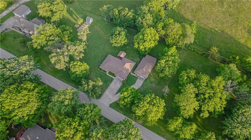 607 Sunset Dr, Smithville, MO 64089