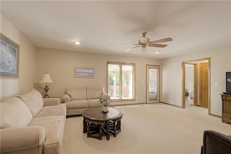 607 Sunset Dr, Smithville, MO 64089