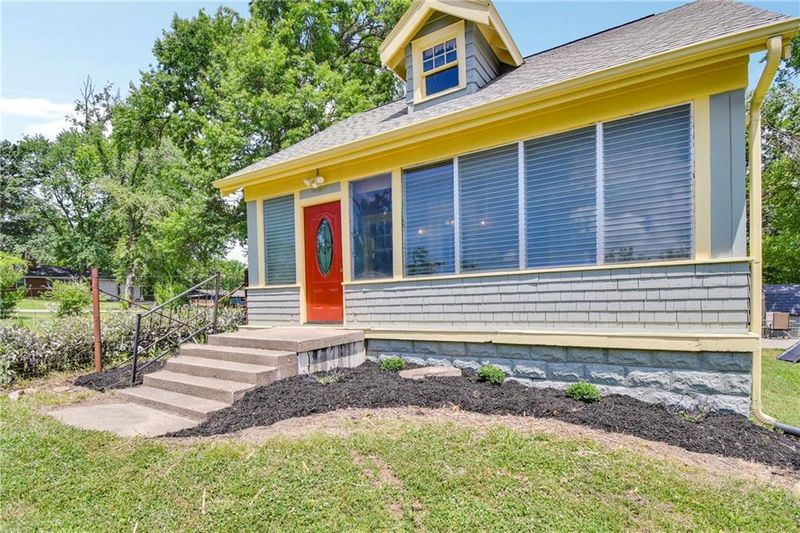 9515 Crestview Dr, Kansas City, MO 64137
