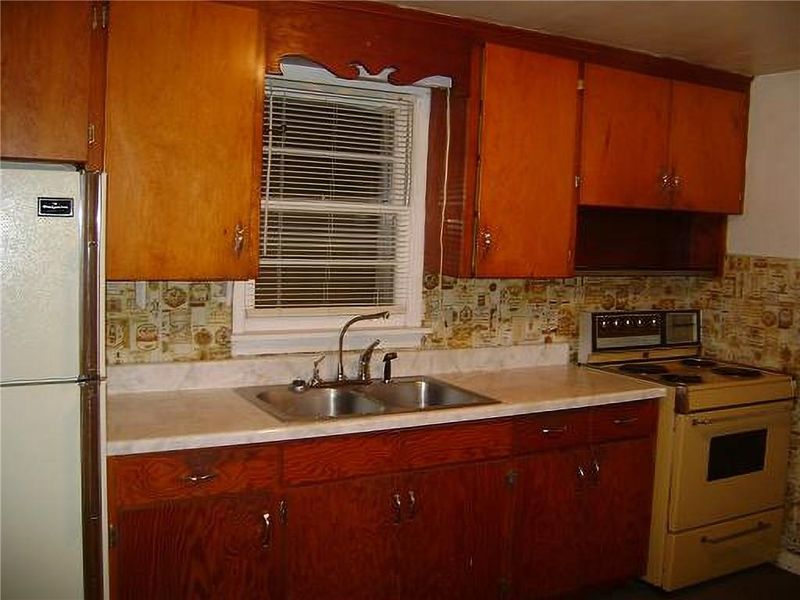 482 Fieldcrest Dr, Pittsburg, KS 66762