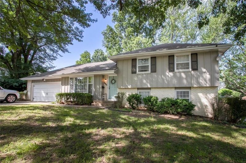 12508 Valley Brook Dr, Grandview, MO 64030