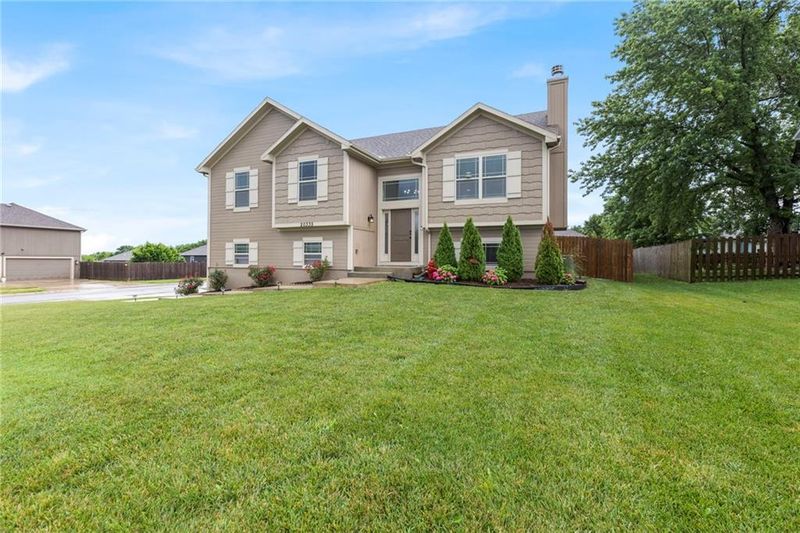 20335 W 220th Ter, Spring Hill, KS 66083