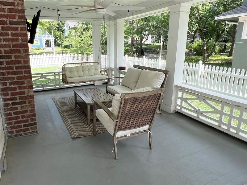 5906 Oak St, Kansas City, MO 64113