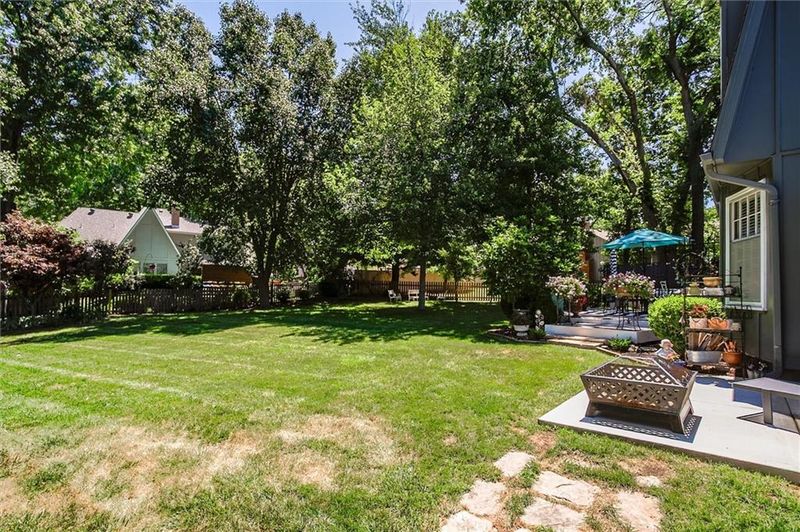 9718 W 115th Ter, Overland Park, KS 66210
