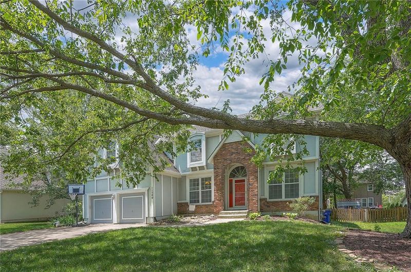 11580 S Skyview Ln, Olathe, KS 66061