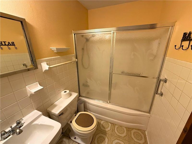 5008 Valley Ln, St Joseph, MO 64503