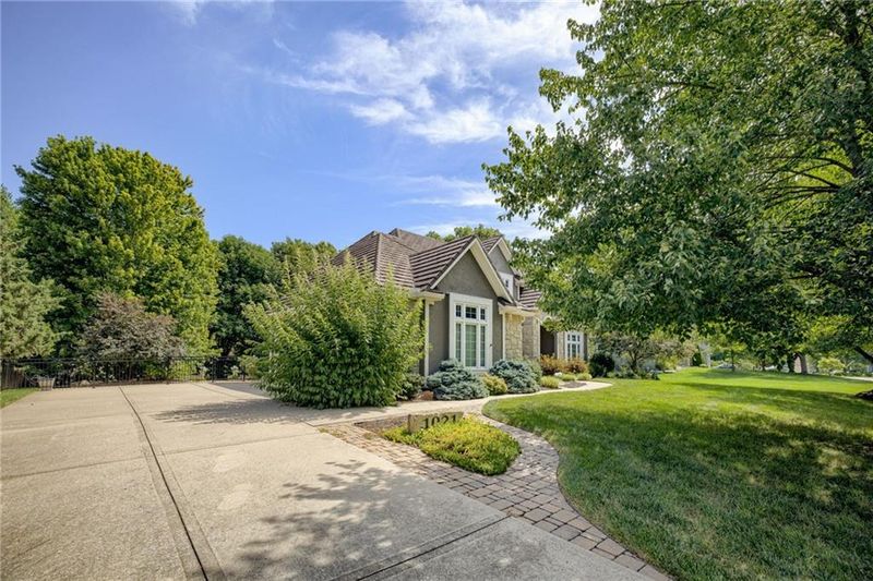 1021 SW Summit Falls Dr, Lee's Summit, MO 64081