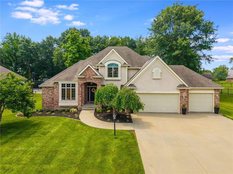 4902 Corinth Dr, St Joseph, MO 64506