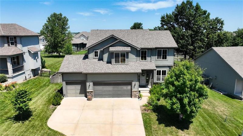 1009 SE Forest Ridge Ct, Blue Springs, MO 64014