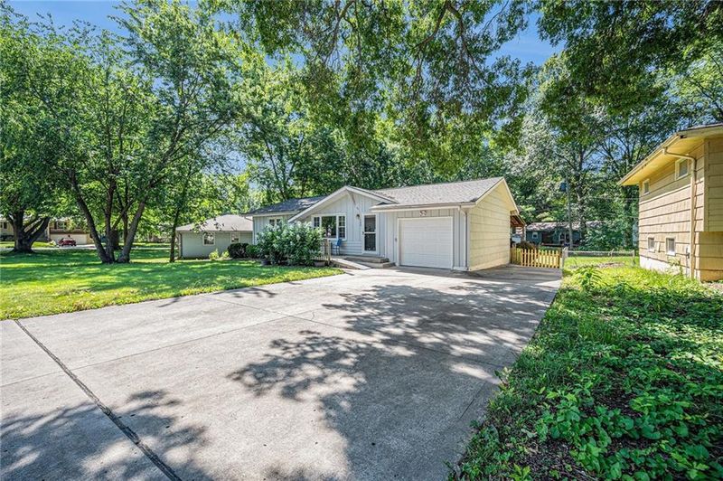 102 Avondale St, Liberty, MO 64068