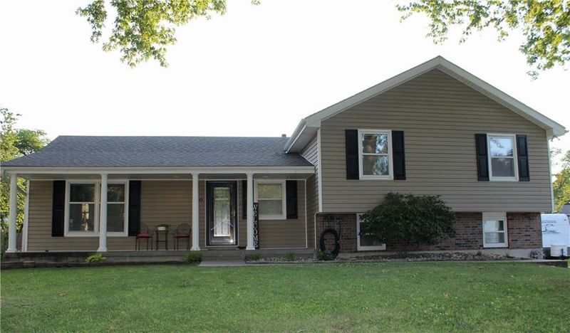 1120 NE Barnes Dr, Lee's Summit, MO 64086