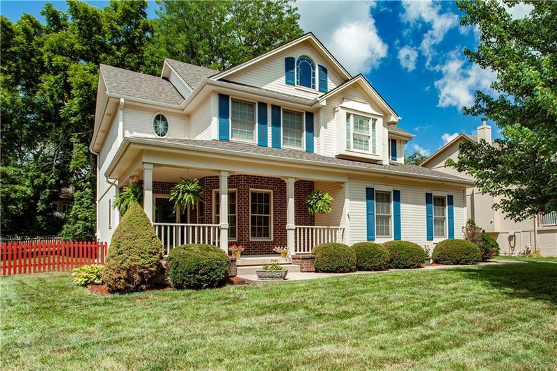 1016 SW Pacific Dr, Lee's Summit, MO 64081