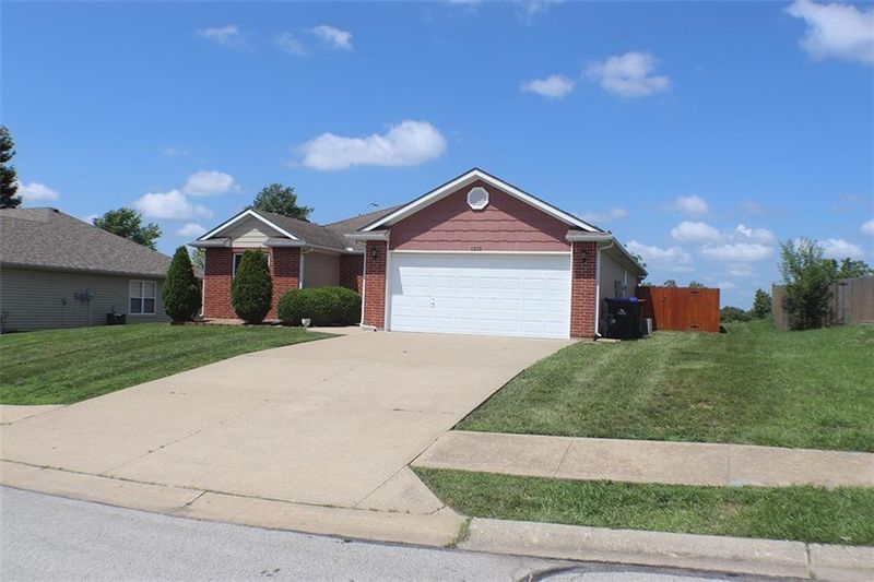 1215 Foxridge Dr, Warrensburg, MO 64093