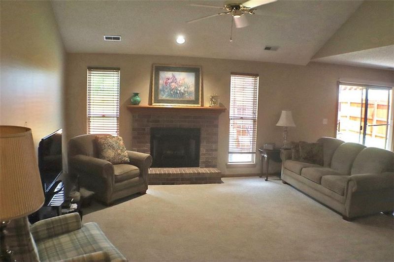 1215 Foxridge Dr, Warrensburg, MO 64093