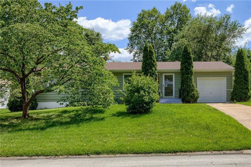 8617 E 52nd St, Kansas City, MO 64129