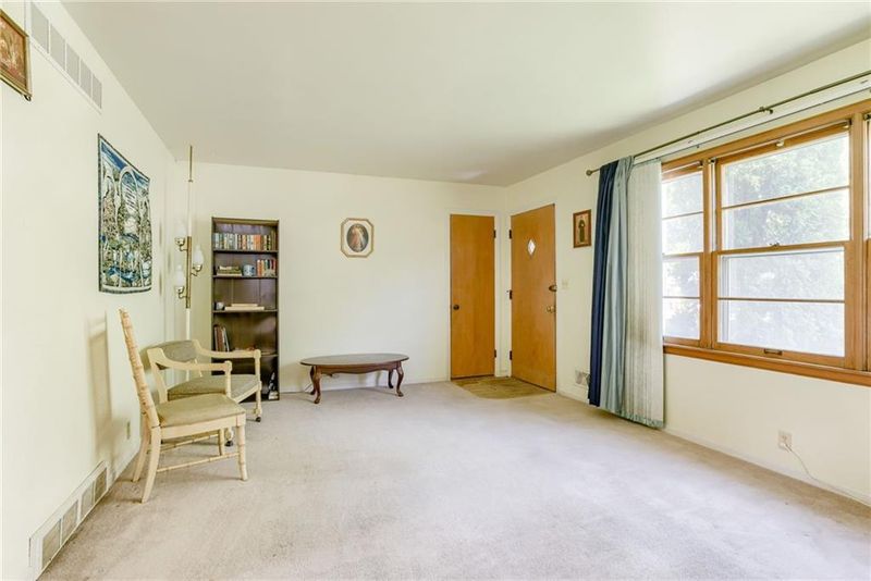 8617 E 52nd St, Kansas City, MO 64129
