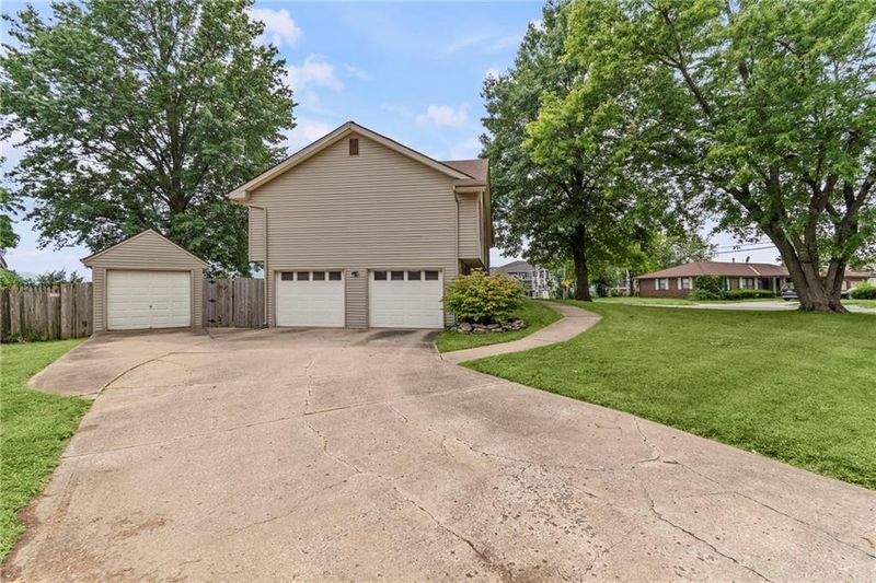 2219 NW 84th Ter, Kansas City, MO 64154
