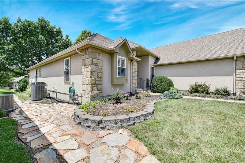 4100 SW James Younger Dr, Lee's Summit, MO 64082