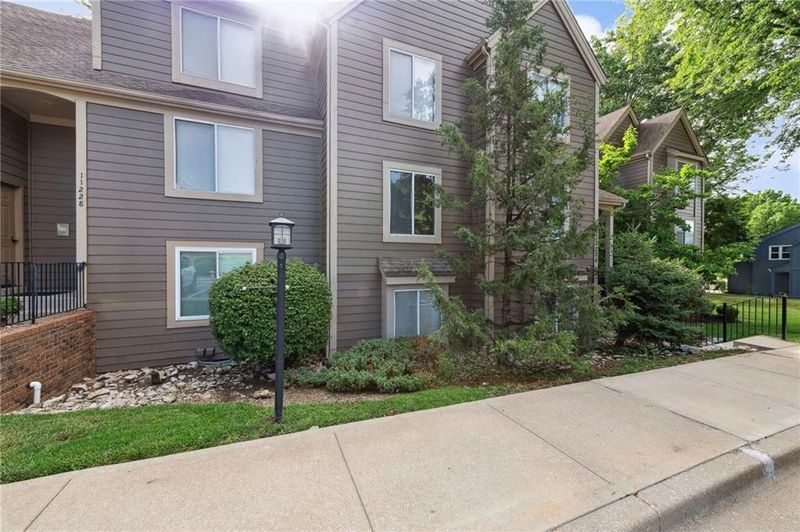 11224 Nieman Rd #302, Overland Park, KS 66210