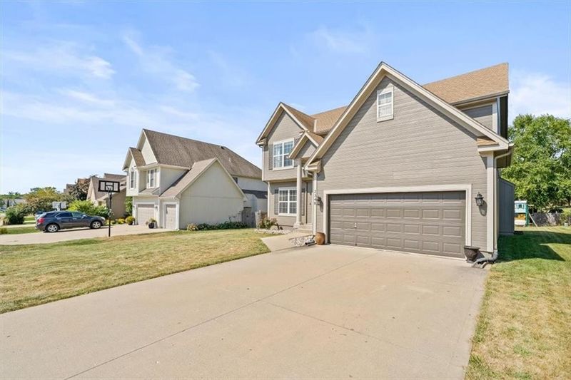 2340 SW Feather Ridge Rd, Lee's Summit, MO 64082