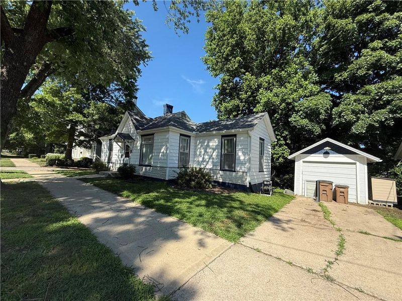 610 N 5th St, Atchison, KS 66002