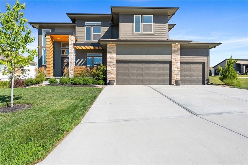 2768 SW 12th Ter, Lee's Summit, MO 64081
