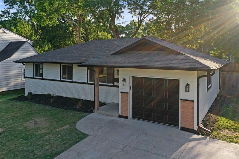 7916 Madison St, Kansas City, MO 64114