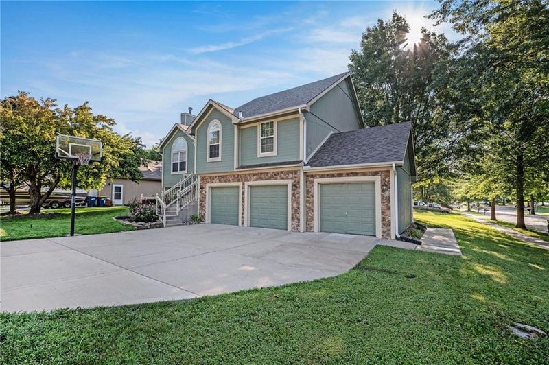 13301 Forest Oaks Dr, Smithville, MO 64089