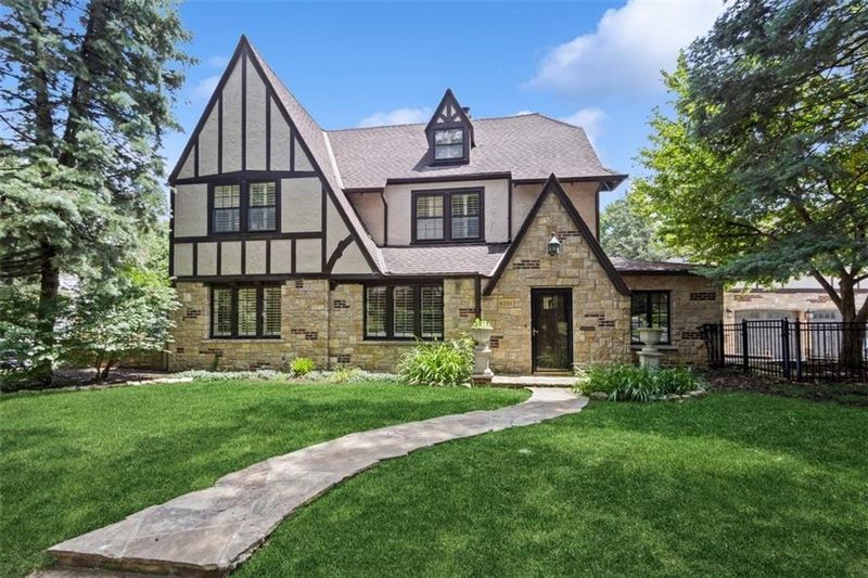 6201 Summit St, Kansas City, MO 64113