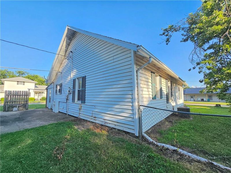 445 E 3rd Ave, Garnett, KS 66032