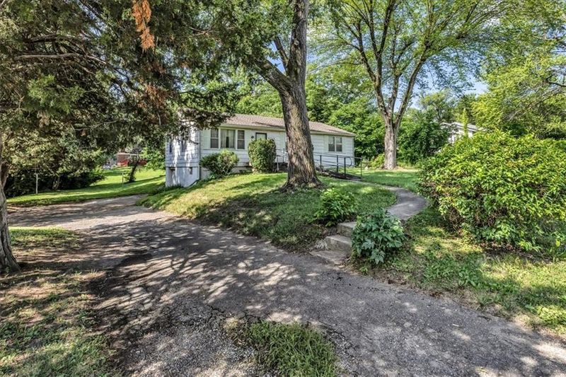 8717 E 50th St, Kansas City, MO 64129