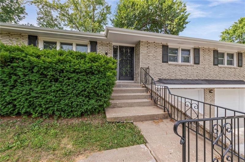 1615 NE 78th St, Kansas City, MO 64118