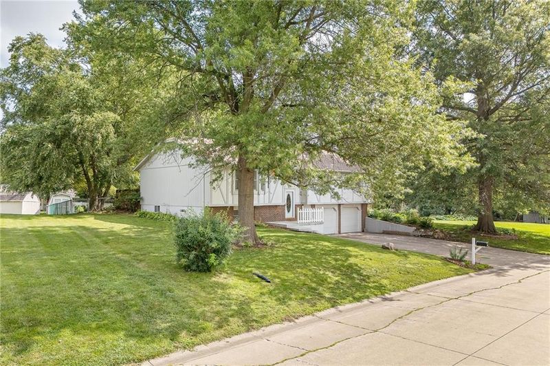 1041 Debbie Ln, Maryville, MO 64468