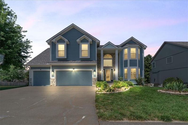 2403 NW Cove Dr, Blue Springs, MO 64015