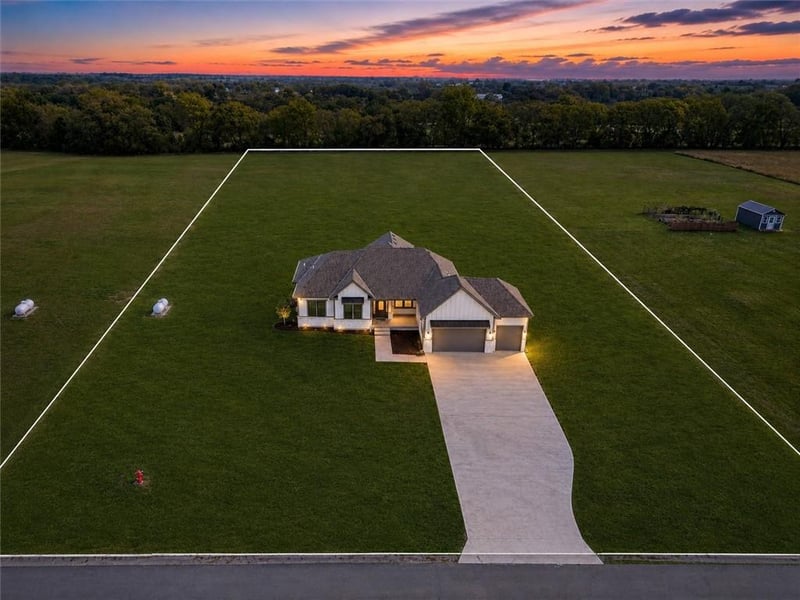 13511 Woodland Ranch Dr, Lee's Summit, MO 64086