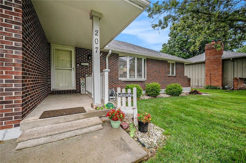 207 Hawthorne Ln, Cameron, MO 64429