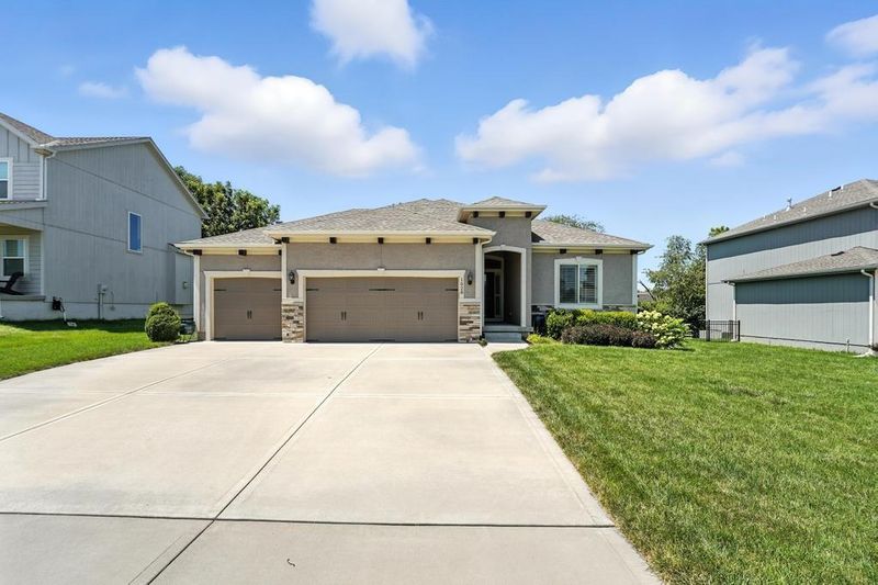 1028 NE Copperwood Dr, Lee's Summit, MO 64086