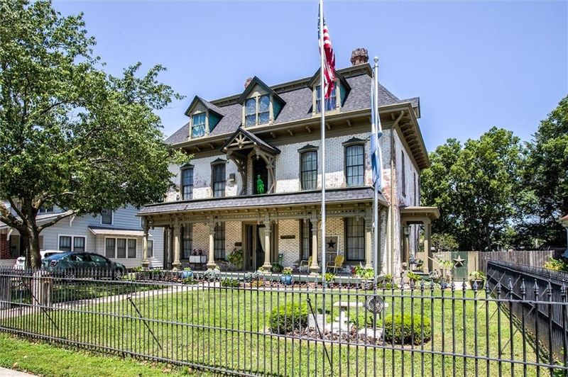 522 W Maple Ave, Independence, MO 64050