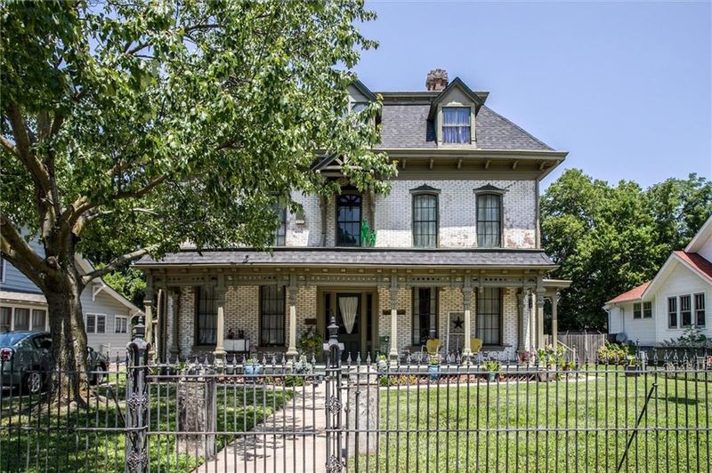 522 W Maple Ave, Independence, MO 64050